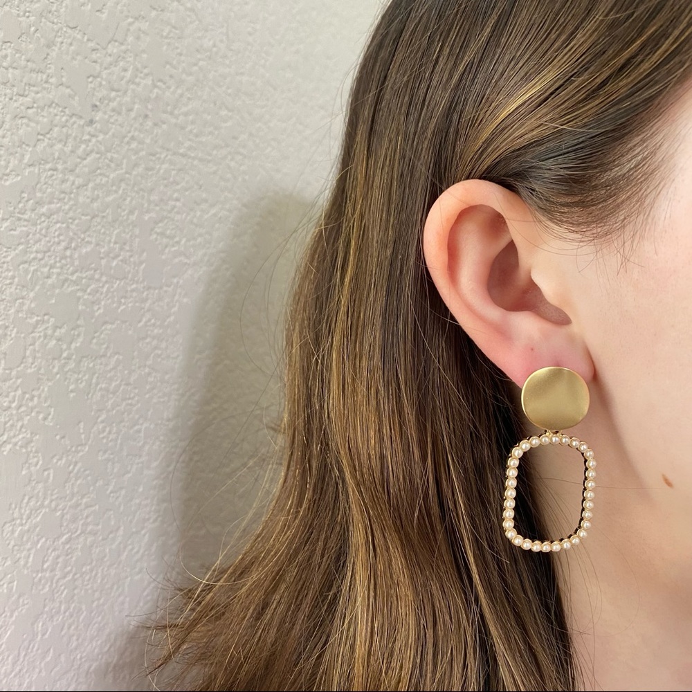 💙 Golden Pearls Square Drop Earrings - Picture 2 of 8